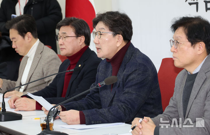 [서울=뉴시스] 권창회 기자 = 권성동 국민의힘 원내대표가 23일 오후 서울 여의도 국회에서 기자간담회를 열고 발언하고 있다. 2025.02.23. kch0523@newsis.com