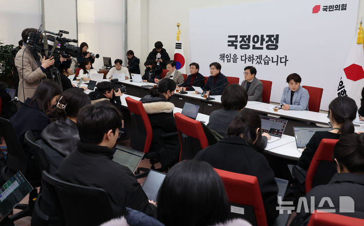 [서울=뉴시스] 권창회 기자 = 권성동 국민의힘 원내대표가 23일 오후 서울 여의도 국회에서 기자간담회를 열고 발언하고 있다. 2025.02.23. kch0523@newsis.com