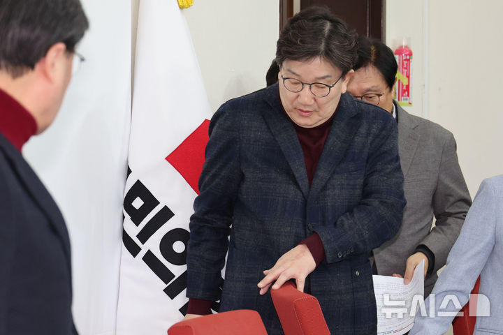 [서울=뉴시스] 권창회 기자 = 권성동 국민의힘 원내대표가 23일 오후 서울 여의도 국회에서 열린 기자간담회에 참석하고 있다. 2025.02.23. kch0523@newsis.com
