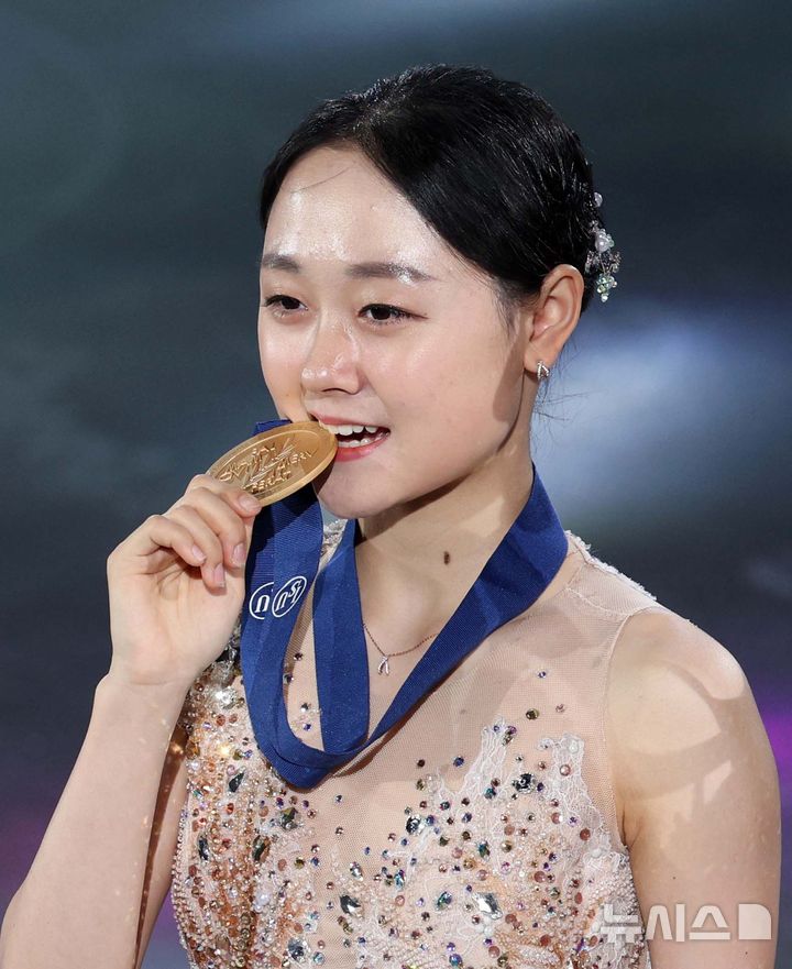 [서울=뉴시스] 고범준 기자 = 23일 오후 서울 양천구 목동 아이스링크에서 열린 2025 ISU 4대륙 피겨 선수권대회 여자 싱글 프리스케이팅에서 금메달을 획득한 김채연이 세리머니를 하고 있다. 2025.02.23. bjko@newsis.com