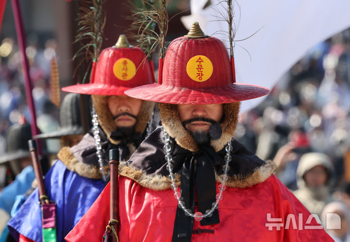[서울=뉴시스] 김명원 기자 = 전국이 맑은 가운데 아침 최저기온이 영하 12도까지 떨어지는 강추위가 이어지는 가운데 23일 서울 종로구 경복궁에서 수문장 교대식이 추위를 이겨가며 진행되고 있다. 2025.02.23. kmx1105@newsis.com