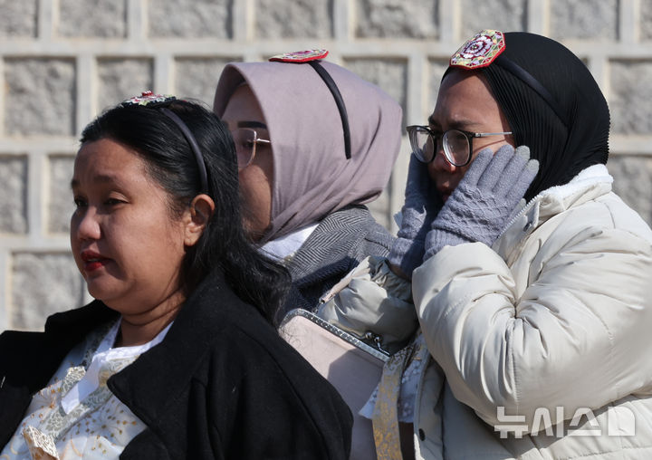 [서울=뉴시스] 김명원 기자 = 수요일인 26일은 대기가 건조한 가운데 강원 내륙·산지에는 비나 눈이 내리겠다. 사진은 전국이 맑은 가운데 아침 최저기온이 영하 12도까지 떨어지는 강추위가 이어지는 가운데 지난 23일 서울 종로구 경복궁에서 관광객들이 한복을 입고 추위를 이겨가며 관광을 하고 있는 모습. 2025.02.23. kmx1105@newsis.com