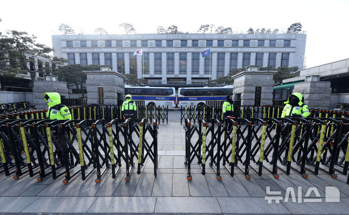 [서울=뉴시스] 홍효식 기자 = 윤석열 대통령의 탄핵 심판 변론 종결을 이틀 앞둔 23일 서울 종로구 헌법재판소 앞에서 경찰들이 경계 근무를 서고 있다. 파면 여부 결정은 내달 중순쯤 나올 전망이다. 2025.02.23. yesphoto@newsis.com