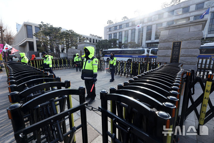 [서울=뉴시스] 홍효식 기자 = 윤석열 대통령의 탄핵 심판 변론 종결을 이틀 앞둔 23일 서울 종로구 헌법재판소 앞에서 경찰들이 경계 근무를 서고 있다. 파면 여부 결정은 내달 중순쯤 나올 전망이다. 2025.02.23. yesphoto@newsis.com