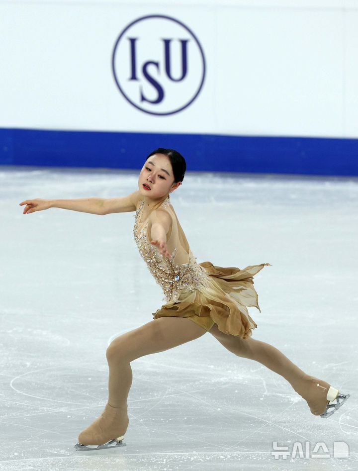 [서울=뉴시스] 고범준 기자 = 피겨 김채연이 23일 오후 서울 양천구 목동 아이스링크에서 열린 2025 ISU 4대륙 피겨 선수권대회 여자 싱글 프리스케이팅에서 연기를 펼치고 있다. 2025.02.23. bjko@newsis.com