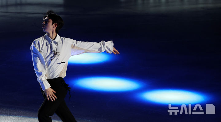[서울=뉴시스] 고범준 기자 = 한국 차준환이 23일 오후 서울 양천구 목동 아이스링크에서 열린 2025 ISU 4대륙 피겨 선수권대회 갈라쇼에서 화려한 무대를 선보이고 있다. 2025.02.23. bjko@newsis.com