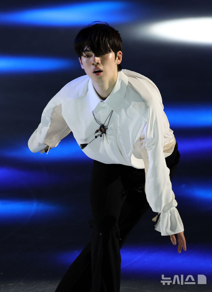 [서울=뉴시스] 고범준 기자 = 한국 차준환이 23일 오후 서울 양천구 목동 아이스링크에서 열린 2025 ISU 4대륙 피겨 선수권대회 갈라쇼에서 화려한 무대를 선보이고 있다. 2025.02.23. bjko@newsis.com