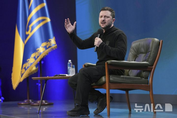 [키이우=AP/뉴시스] 볼로디미르 젤렌스키 우크라이나 대통령이 23일(현지 시간) 키이우에서 열린 기자회견 중 취재진 질문에 답하고 있다. 젤렌스키 대통령은 러시아의 우크라이나 침공 3주년을 하루 앞두고 열린 기자회견에서 우크라이나가 북대서양조약기구(NATO)에 가입할 수 있다면 대통령 자리에서 물러날 수 있다고 말했다. 2025.02.24