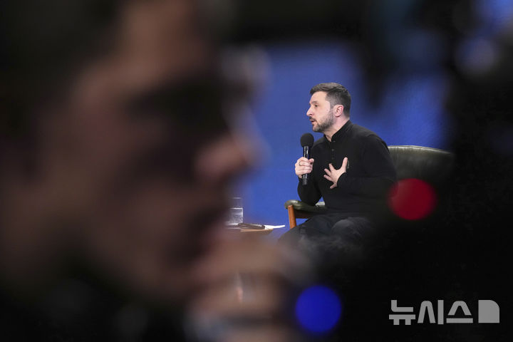 [키이우=AP/뉴시스] 볼로디미르 젤렌스키 우크라이나 대통령이 23일(현지 시간) 키이우에서 열린 기자회견 중 취재진 질문에 답하고 있다. 젤렌스키 대통령은 러시아의 우크라이나 침공 3주년을 하루 앞두고 열린 기자회견에서 우크라이나가 북대서양조약기구(NATO)에 가입할 수 있다면 대통령 자리에서 물러날 수 있다고 말했다. 2025.02.24.