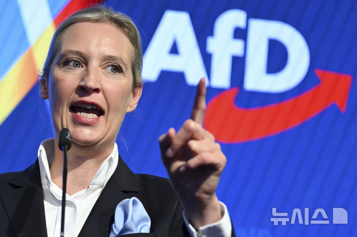 [베를린-AP/뉴시스] 앨리스 바이델 ‘독일을 위한 대안당(AfD)’ 대표가 23일 베를린의 당사에서 연설하고 있다.2025.02.24. 
