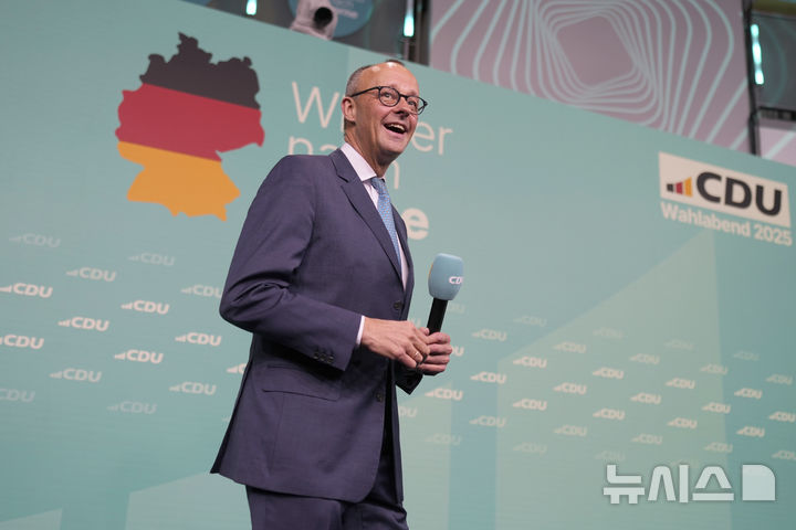 [베를린=AP/뉴시스] 차기 총리가 유력한 프리드리히 메르츠 기독민주연합(CDU) 대표가 23일 총선 출구조사에서 1위로 나타난 뒤 베를린 당사에서 지지자들에게 연설하기 위해 연단에 오르기 전 활짝 웃고 있다. 2025.02.24. 