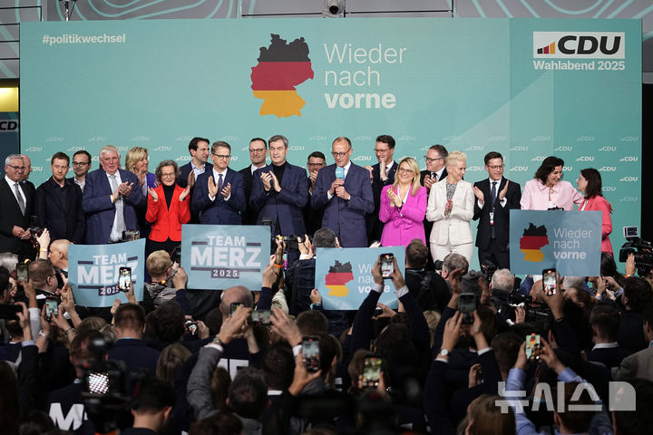 [베를린=AP/뉴시스] 프리드리히 메르츠 기독민주연합 대표(가운데)가 23일 베를린 당사에서 출구조사 결과 1당으로 나온 뒤 지지자들에게 마이크를 잡고 발언하고 있다. 2025.02.24. 