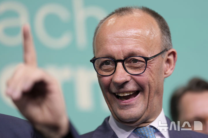 [베를린=AP/뉴시스] 프리드리히 메르츠 독일 기독민주연합(CDU) 대표가 2월 23일 총선에서 승리한 뒤 당사에서 활짝 웃고 있다. 2025.02.24.