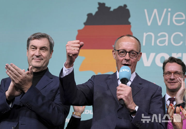 [베를린=AP/뉴시스] 프리드리히 메르츠 독일 기독민주당(CDU) 대표가 23일(현지 시간) 독일 연방의회 총선이 끝난 후 베를린 당사에서 지지자들을 향해 발언하고 있다. 이날 출구 조사 결과 중도보수 기독민주당(CDU)·기독사회당(CSU) 연합이 제1당을 차지할 것으로 예측됐다. 2025.02.24.