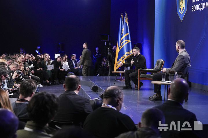 [키이우=AP/뉴시스] 볼로디미르 젤렌스키 우크라이나 대통령이 23일(현지 시간) 키이우에서 열린 기자회견 중 취재진 질문에 답하고 있다. 젤렌스키 대통령은 러시아의 우크라이나 침공 3주년을 하루 앞두고 열린 기자회견에서 우크라이나가 북대서양조약기구(NATO)에 가입할 수 있다면 대통령 자리에서 물러날 수 있다고 말했다. 2025.02.24.