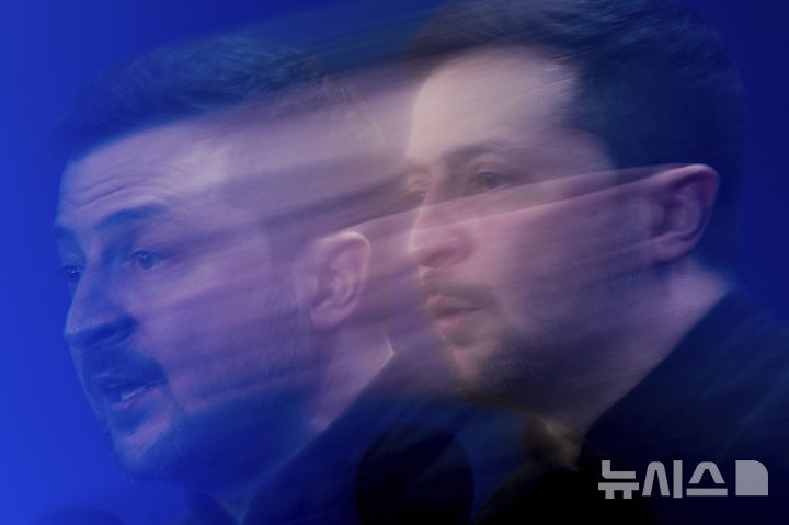 [키이우=AP/뉴시스] 볼로디미르 젤렌스키 우크라이나 대통령이 지난달 23일(현지 시간) 키이우에서 열린 기자회견 중 취재진 질문에 답하고 있다. 2025.03.10.