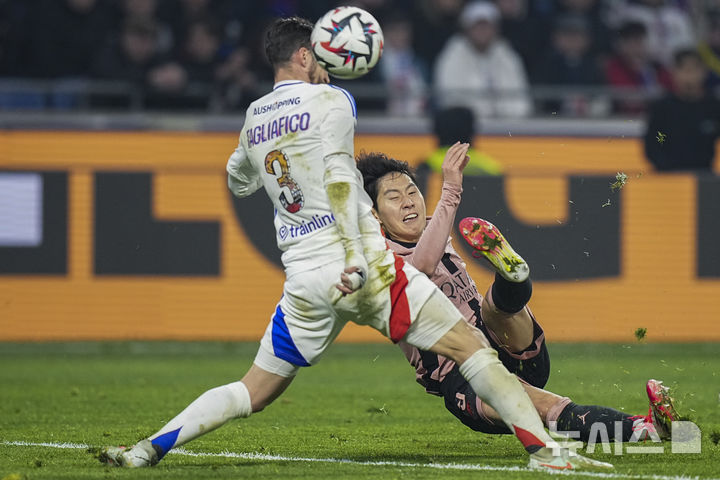 [리옹=AP/뉴시스]PSG 이강인이 크로스를 시도하고 있다. 2025.02.23.