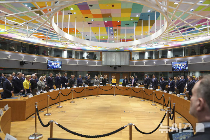 [AP/뉴시스] 24일 유럽연합 외무장관들이 브뤼셀 정상회의본부에서 회동하면서 우크라 침공 3주년을&nbsp;&nbsp; 생각하는 1분 묵념을 하고 있다 