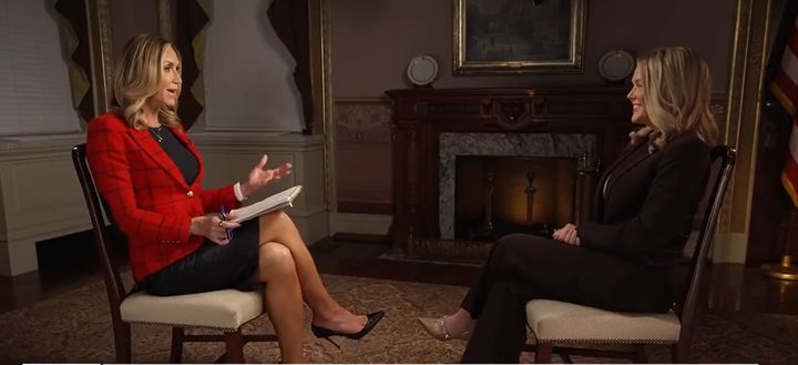  [서울=뉴시스] 도널드 트럼프 대통령의 둘째 며느리 라라 트럼프(왼쪽)가 22일 첫 방영된 폭스TV 주말 프로그램 ‘라라와 함께 하는 나의 견해(My View with Lara Trump)’에서 캐롤라인 레빗 백악관 대변인을 인터뷰하고 있다.(출처: 폭스뉴스 TV 캡처) 2025.02.24. *재판매 및 DB 금지