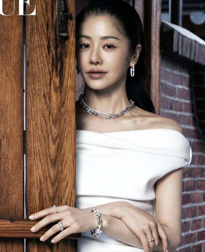 [서울=뉴시스] 배우 고현정이 패션 잡지 '보그 코리아'와 함께 한 화보를 공개했다. (사진='보그 코리아' 제공, 고현정 인스타그램 캡처) 2025.02.24. photo@newsis.com *재판매 및 DB 금지