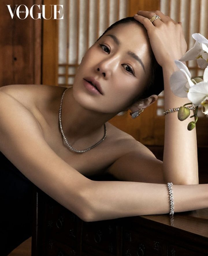 [서울=뉴시스] 배우 고현정이 패션 잡지 '보그 코리아'와 함께 한 화보를 공개했다. (사진='보그 코리아' 제공, 고현정 인스타그램 캡처) 2025.02.24. photo@newsis.com *재판매 및 DB 금지