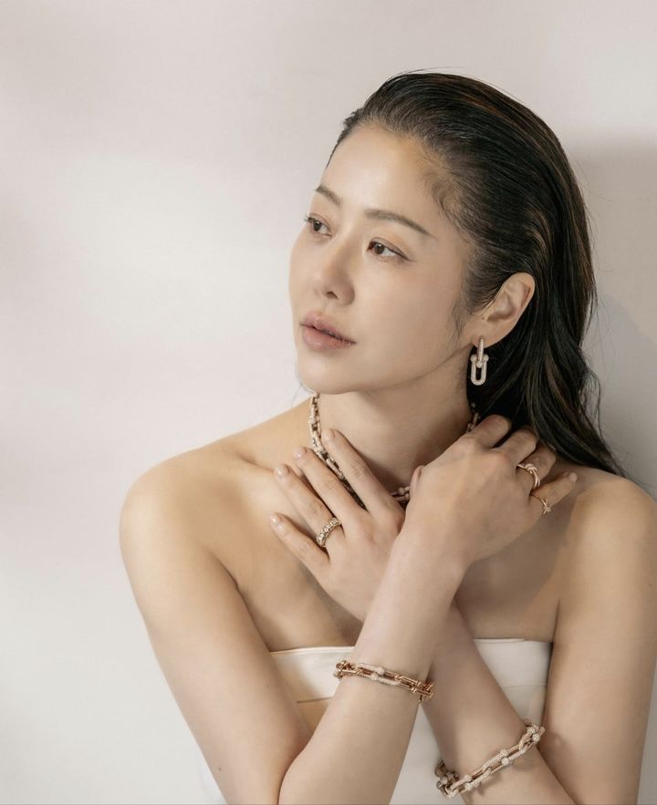 [서울=뉴시스] 배우 고현정이 패션 잡지 '보그 코리아'와 함께 한 화보 촬영 현장 사진을 공개했다. (사진=고현정 인스타그램 캡처) 2025.02.24. photo@newsis.com *재판매 및 DB 금지