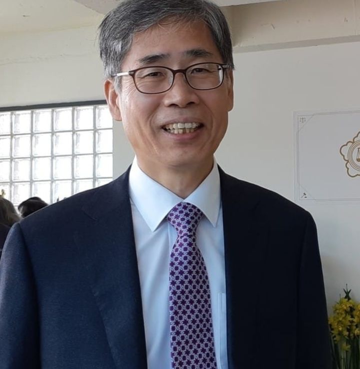 [서울=뉴시스] 윤석열 대통령의 '멘토'로 알려진 신평 변호사가 "천박한 식견에 넋을 잃는다"며 헌법재판소 재판관들을 강도 높게 비판했다. (사진=페이스북) *재판매 및 DB 금지