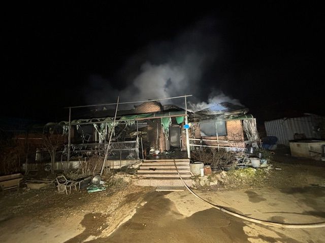[예산=뉴시스] 지난 23일 오후 5시36분께 충남 예산군 봉산면 마교리 단독주택에서 불이 나 해당 주택이 전소됐다. (사진=예산소방서 제공) 2025.02.24. photo@newsis.com *재판매 및 DB 금지