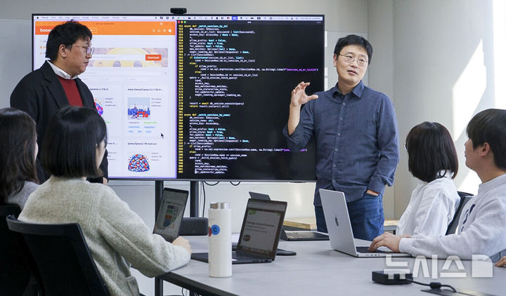 [서울=뉴시스]SK텔레콤은 스페인 바르셀로나에서 3월3일(현지시각)부터 나흘 간 열리는 MWC25에서 우리나라 AI 혁신기업 연합 'K-AI 얼라이언스'와 함께 AI혁신 아이디어와 기술을 전 세계에 선보인다고 24일 밝혔다. 사진은 신정규 래블업 대표와 임직원이 MWC 2025 전시 참가 준비를 위해 회의를 하고 있는 모습. (사진=SK텔레콤 제공)