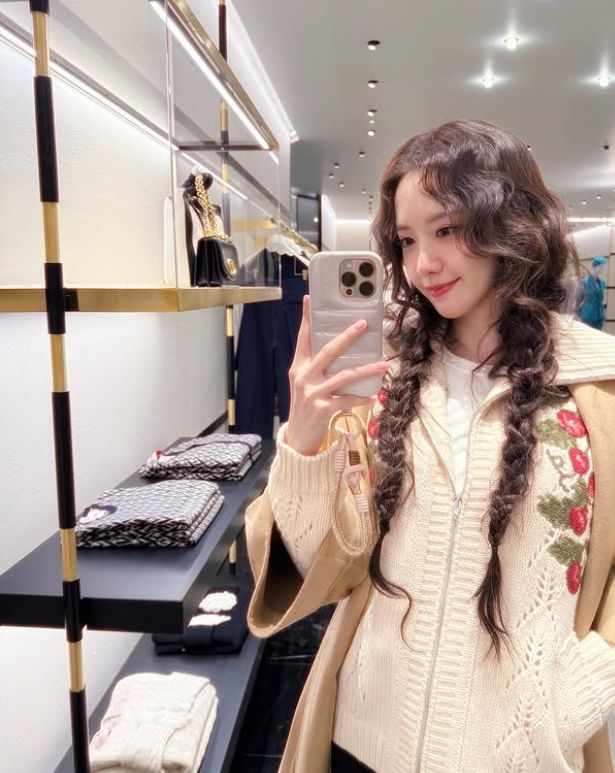 [서울=뉴시스] 그룹 '소녀시대' 멤버 겸 배우 윤아가 물오른 미모를 뽐냈다. (사진=인스타그램) *재판매 및 DB 금지