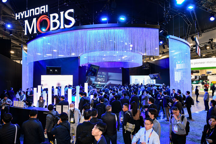 [서울=뉴시스] 올해 1월 미국 라스베이거스에서 열린 세계 최대 국제 전자 전시회 'CES 2025'에 마련된 현대모비스 부스가 관람객으로 붐비는 모습. (사진=현대모비스 제공) 2025.02.24 photo@newsis.com *재판매 및 DB 금지