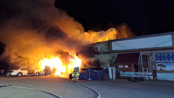 [삼척=뉴시스] 23일 강원 삼척시 원덕읍에서 상가 및 주택 화재 현장. (사진=강원도소방본부 제공) photo@newsis.com 2025.02.24 *재판매 및 DB 금지