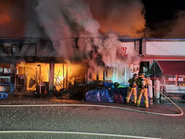 [삼척=뉴시스] 23일 강원 삼척시 원덕읍에서 상가 및 주택 화재 현장. (사진=강원도소방본부 제공) photo@newsis.com 2025.02.24 *재판매 및 DB 금지