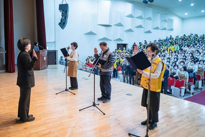 [서울=뉴시스] 강동구가 지난 21일 강동구민회관에서 올해 노인일자리 사업 참여자 등 600여명과 함께 '2025년 노인일자리 사업' 통합 발대식을 개최했다. 2025.02.24 (사진 제공=강동구청) photo@newsis.com *재판매 및 DB 금지