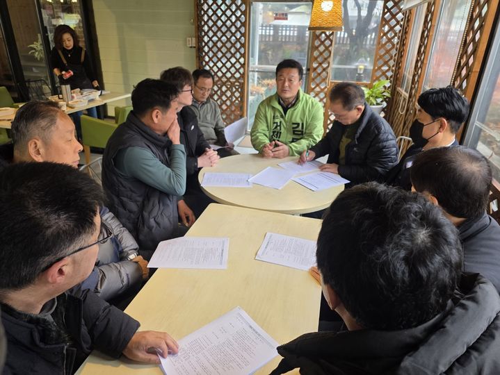 [거제=뉴시스] 신정철 기자= 오는 4·2일 치러지는 거제시장 재선거에 국민의힘 후보로 박환기 전 거제시 부시장이 선출돼 제9대 거제시장을 역임한 변광용 더불어민주당 후보와 한치 양보없는 선거전이 전개될 전망인 가운데 무소속 김두호 거제시의회 부의장이 가세헸다. 사진은 무소속 김두호 후보가 지난 12일 고현동 성인들과 간담회를 개최한 모습.(사진=김두호후보선거사무소 제공).2025.02.24. photo@newsis.com *재판매 및 DB 금지