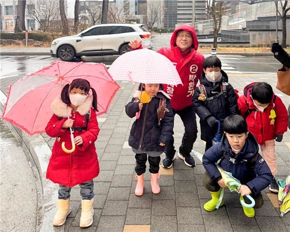 [거제=뉴시스] 신정철 기자= 오는 4·2일 치러지는 거제시장 재선거에 국민의힘 후보로 박환기 전 거제시 부시장이 선출돼 제9대 거제시장을 역임한 변광용 더불어민주당 후보와 한치 양보없는 선거전이 전개될 전망이다. 사진은 국민의힘 박환기 후보가 지난 18일 '아이키우기 종은 도시 거제' 아동 공약을 발표한데 이어 아이들의 등교길을 돌보고 있는 모습.(사진=박환기후보선거사무실 제공).2025.02.24. photo@newsis.com *재판매 및 DB 금지