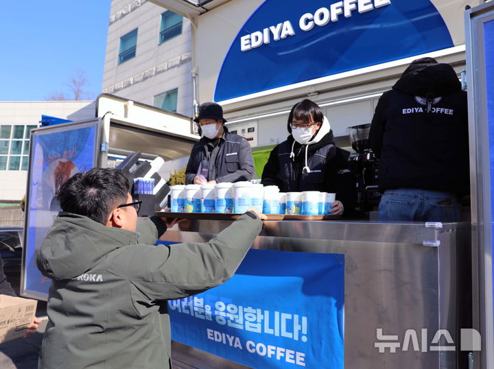 [서울=뉴시스] 지난 21일 국방부 유해발굴감식단 소속 장병들이 이디야커피 측이 제공한 커피 트럭 서비스를 이용하고 있다. (사진= 이디야커피 제공) 