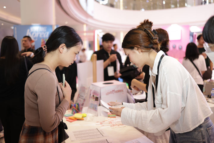 22일(현지시각) 태국 방콕 시암파라곤에서 거행한 '러브 코리아' 행사 중 방한 상품 상담 모습 *재판매 및 DB 금지