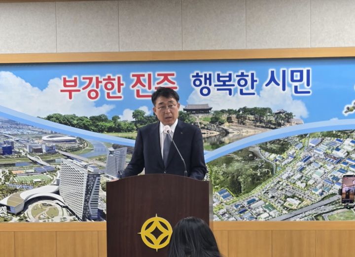 [진주=뉴시스]차석호 진주부시장은 24일 진주시청 브리핑룸에서 지역안전지수 개선 계획에 대해 브리핑을 하고있다.2025.02.24.jkgyu@newsis.com *재판매 및 DB 금지