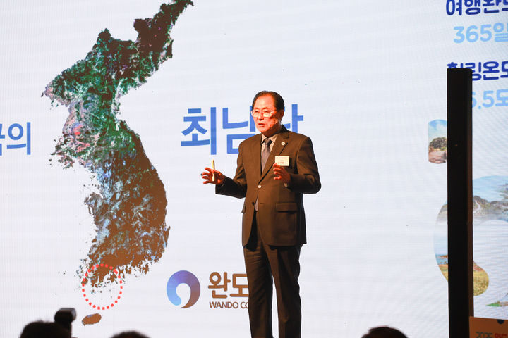 [광주=뉴시스] 완도군(군수 신우철)은 지난 21일 더플라자서울 호텔에서 '2025 완도 방문의 해' 선포식을 가졌다고 24일 밝혔다. (사진=완도군 제공). 2025.02.24. photo@newsis.com *재판매 및 DB 금지