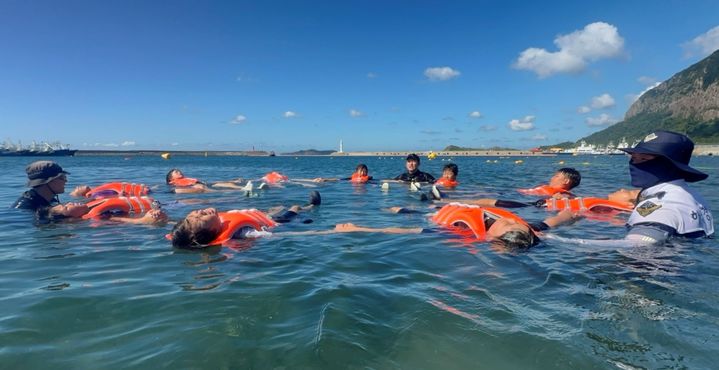 [제주=뉴시스] 제주 초등학생을 대상으로 진행하는 '제주해경과 함께하는 바다 생존수영 교육' 모습. (사진=제주교육청 제공) *재판매 및 DB 금지