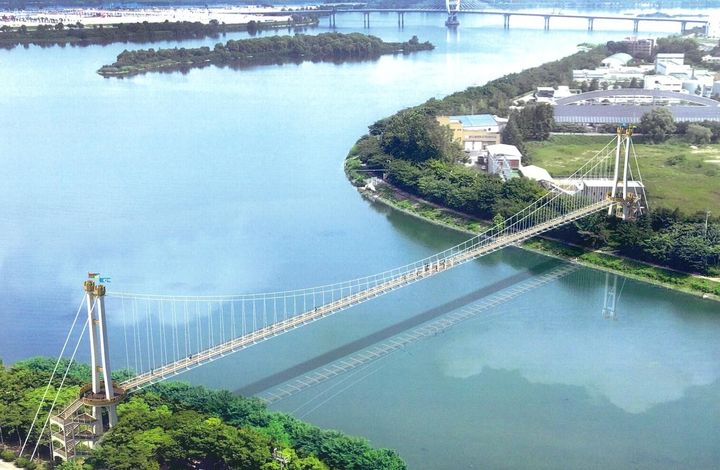 [춘천=뉴시스] 사진은 춘천 의암호 수변 출렁다리. 강원특별자치도 제공. *재판매 및 DB 금지