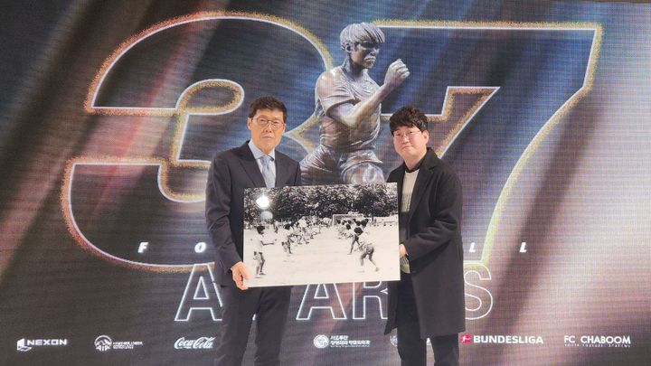 [천안=뉴시스] 이기백 천안시 학예연구사가 지난 20일 차범근 팀차붐 이사장에게 디지털화한 사진을 전달하고 있다. (사진=천안시 제공) 2025.2.24 photo@newsis.com *재판매 및 DB 금지