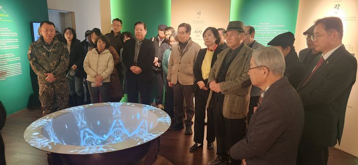 [논산=뉴시스]곽상훈 기자=한국유교문화진흥원은 24일 한유진 기획전시실에서 조선을 시간을 되돌아 보는 특별기획전 '시시각각'을 개막했다. 관람객들이 전시품을 둘러보고 있다. 2025. 02. 24 kshoon0663@newsis.com *재판매 및 DB 금지