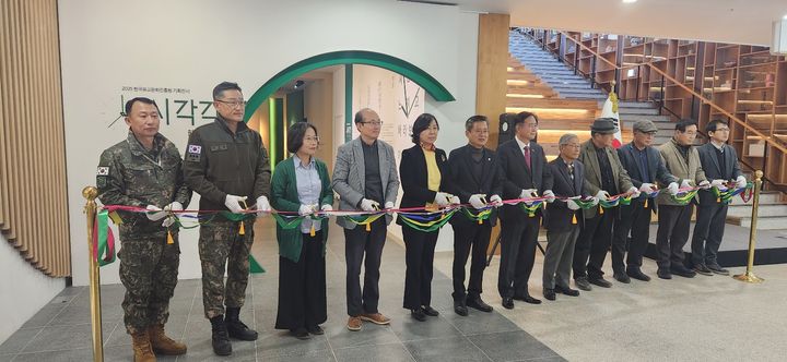 [논산=뉴시스]곽상훈 기자= 한국유교문화진흥원이 14일 한유진에서 '시시각각' 특별기획전 개막식을 갖고 있다. 참석자들이 테이프 커팅을 하고 있다. 2025. 02. 24 kshoon0663@newsis.com *재판매 및 DB 금지