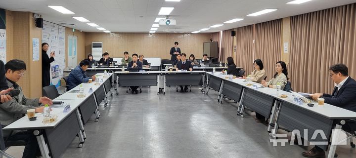 [창원=뉴시스]24일 오후 경남관광기업지원센터에서 도청, 경상남도관광재단, 시·군, 용역사 등 관계자 30여 명이 참석한 가운데 '로컬투어랩 운영 실행계획 수립 용역 착수보고회'가 열리고 있다.(사진=경남도 제공) 2025.02.24. photo@newsis.com
