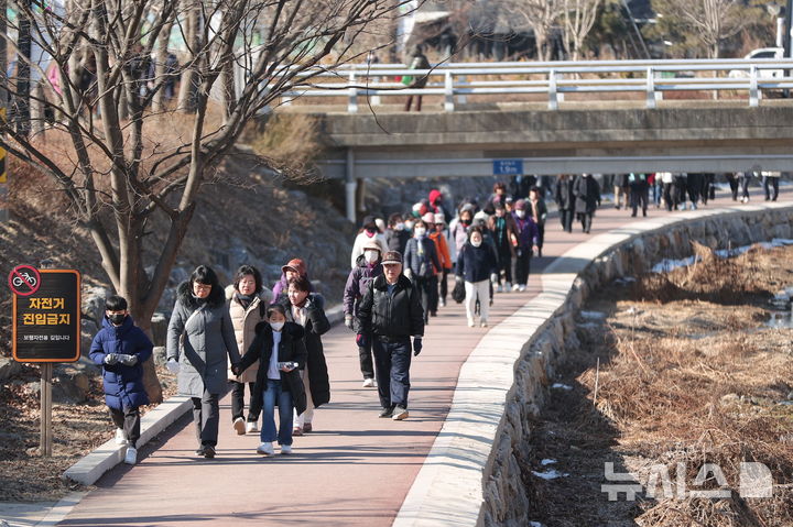 [의왕=뉴시스] NH농협 의왕시지부는 최근 ‘탄소중립 생활 실천 두발로 Day’ 행사를 열었다. (사진=의왕시 제공)..2025.02.24.photo@newsis.com