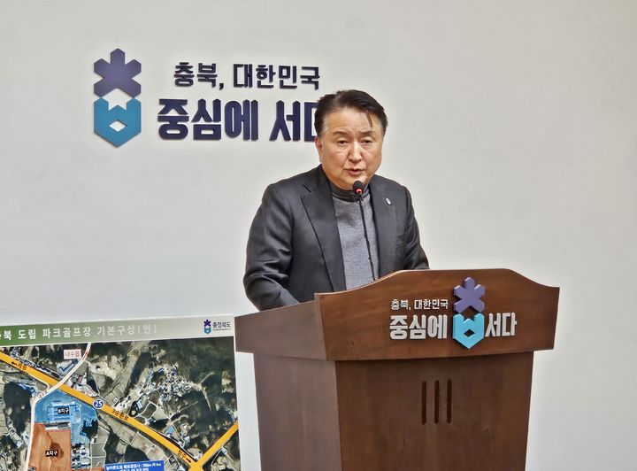 [청주=뉴시스] 이도근 기자= 김영환 충북지사가 24일 청주시 상당구 문화동 충북도청 브리핑룸에서 100홀 이상 도내 최대 규모의 '충북도립파크골프장 조성 계획'을 설명하고 있다. 2025.02.24. nulha@newsis.com *재판매 및 DB 금지