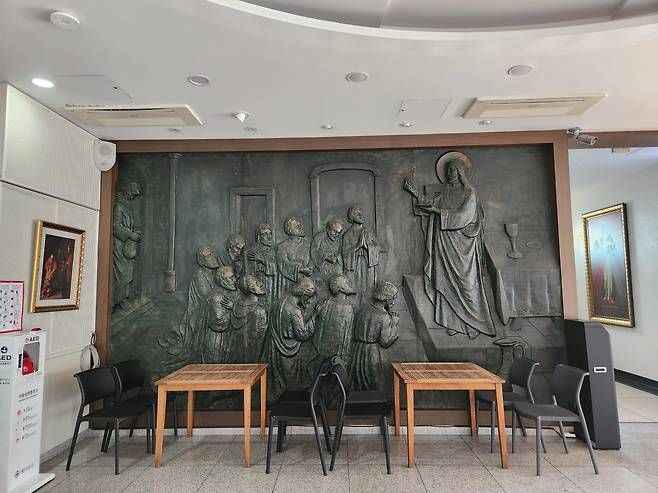 자신을 세계적인 조각가라고 사칭해 전남 신안군과 경북 청도군에 조각상을 설치했던 70대 남성 최씨의 조각이 한국 천주교의 주요 성당과 성지에도 있는 것으로 밝혀지는 등 피해가 속출하고 있다. (사진=조선일보) *재판매 및 DB 금지