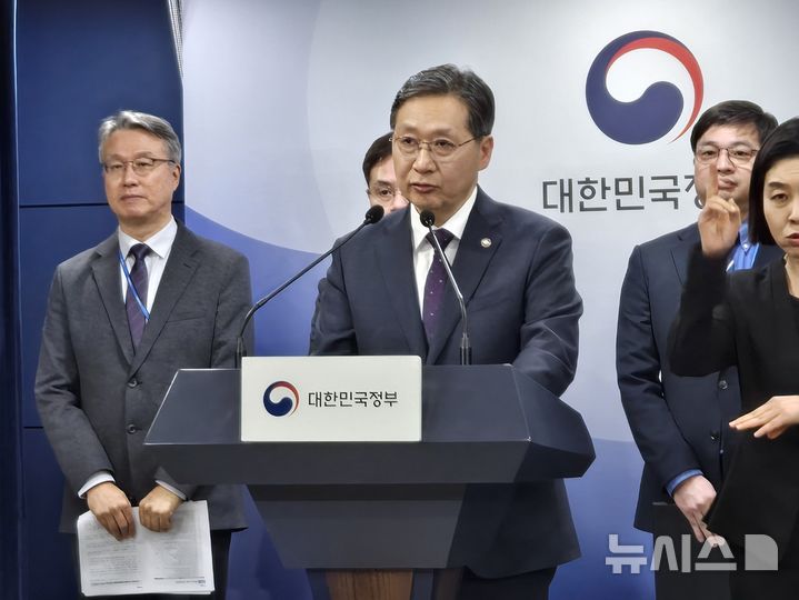 [서울=뉴시스]윤영빈 우주항공청장이 24일 정부서울청사에서 브리핑을 열고 제3회 국가우주위원회 논의 안건에 대해 설명하고 있다. (사진=윤현성 기자)